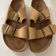 Brand New Birkenstock, Arizona, Soft Bed Suede Slide Sandals. Brown Slides With Leather Footbed For The Beach, Casual Footbed Sandals With Buckle Closure And Round Toe, Brown Everyday Footbed Sandals For Spring, Vacation Leather Footbed Sandals With Round Toe, Casual Brown Flip Flops With Leather Footbed, Leather Footbed Sandals For Beach With Round Toe, Brown Leather Footbed Slides For Beach, Comfortable Brown Flip Flops With Cushioned Footbed, Casual Suede Footbed Sandals With Round Toe