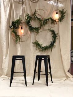 White Sheet Christmas Pictures, Simple Holiday Photo Backdrop, Christmas Event Photo Backdrop, Easy Photo Backdrop Christmas, Minimalist Christmas Backdrop, Rustic Christmas Photo Backdrop, Indoor Boho Christmas Photoshoot, Modern Christmas Photo Backdrop, Holiday Backdrop Ideas Diy Photo Booth