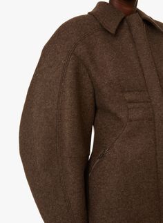 Manteau long   Coupe droite   Col classique   Fermeture à glissière   Manches amples avec finitions zippées   Poches latérales zippées - Une fois de plus cette saison, Simon Porte Jacquemus réinterprète la mode à la française dans un style sobrement moderne et graphique. En témoigne notamment le manteau Croissant, confectionné en laine vierge mélangée marron. Long, ce classique revisité arbore une coupe droite, un col classique, une fermeture à glissière, ainsi que des manches amples à finitions Simon Porte Jacquemus, Fall 24, Click And Collect, Outfit Ideas, Chef, Fashion Outfits, Architecture, Wardrobe, Outfit Inspo