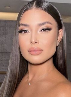 Professional Make Up For Work, Make Up Looks For Small Eyes, Natural Going Out Makeup, Simple Winged Eyeliner Look, Make Up Blonde Hair Brown Eyes, Angel Makeup Wedding, Gold Outfit Makeup, Angel Bridal Makeup, Gold Makeup Looks Natural