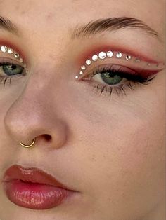 Red Sparkly Makeup, Red Concert Makeup, Taylor Swift Make Up Ideas, Red Silver Makeup, Red Makeup With Gems, Silver Red Makeup, Red Makeup With Rhinestones, Silver And Red Outfit, Kiss Makeup Look