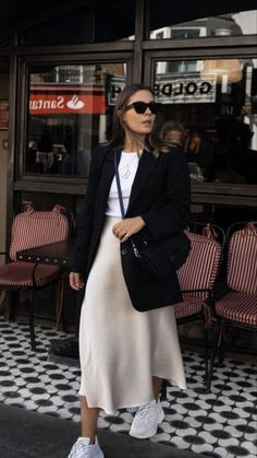 Style Parisian Chic, Satin Skirt Outfit, Rok Outfit, French Street Fashion, Outfit Looks, Midi Skirt Outfit, Europe Outfits, Business Casual Outfits For Work