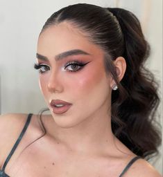 Grad Makeup Looks, Makeup Buchifresa, Social Glam Makeup, Champagne Makeup Look, Buchona Makeup, Grad Makeup, Makeup Social, Inspo Makeup, Glam Makeup Look