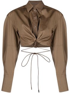 La Chemise Plidao cropped shirt from Jacquemus featuring cedar brown, stretch-cotton, oversize arms, classic collar, front button placket, knot detailing, rear tie fastening, drop shoulder, long sleeves, buttoned cuffs, cropped, logo-engraved gold-tone hardware and drawstring fastening waist. This item is in size 36 and the color is Brown Detailing Logo, Ladies Blouse Designs, Fashion Eye Glasses, Cropped Shirt, Suit Accessories, Kpop Fashion Outfits, New Wardrobe, Crop Shirt, Classic Shirt