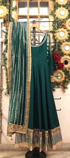 Lengha Green, Indian Bridal Lengha, Indian Long Dress, Bridal Anarkali, Green Anarkali, Indian Bridesmaid Dresses, Indian Wedding Gowns, Bridal Lengha, Lehenga Design