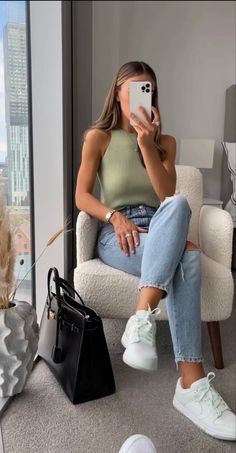 Lunch Outfit Summer, Lots Of Followers, Famous On Instagram, Sneakers Outfit Summer, White Sneakers Outfit, Lunch Outfit, Pictures People, Outing Outfit, Looks Jeans