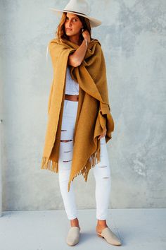 Casual Alpaca Poncho For Winter, Denim Gauchos Outfit, Oversized Alpaca Poncho For Winter, Fall Festival Alpaca Poncho, Brown Alpaca Poncho For Winter, Fall Chic Outfits, Palm Springs Style, Winter Chic, Oversized Scarf