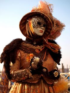 gorgeous gown Carnival Of Venice, Venetian Mask, Shades Of Orange, Gorgeous Gowns, Drawing Inspiration, Samurai Gear, Mardi Gras, Venice, Carnival