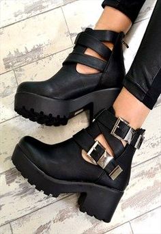 Ghost Shoes, Chunky Heels Outfit, Hak Tinggi, Look Grunge, Chelsea Ankle Boots, Platform High Heels, Biker Style, Black High Heels, Crazy Shoes