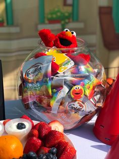 Sesame Street picnic birthday party table decor Elmo Snacks, God Baby, Picnic Birthday Party, Elmo Party, Game Snacks, Sesame Street Party, Picnic Birthday, Sweet Ideas