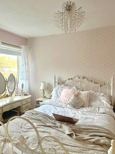 #aesthetic #coquette #bedroom #inspo #pink #cleangirl #white #cream #decor #vintage Coutteqe Bedroom, Simple Pink Bedroom Aesthetic, Vintage Preppy Room, Soft Modern Bedroom, Dollete Bedroom, Vintage Girly Bedroom, Couqutte Room Ideas, How To Decorate A Bedroom Aesthetic