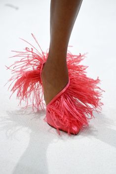 Heels Runway, Coral Pantone, Ostrich Feather Trim, Look Festival, Sewing Wedding Dress, Ribbon Crafts Diy, Feather Decor, Live Coral