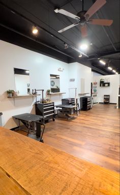 Dog grooming salon idea Grooming Organization Ideas, Dog Grooming Ideas Business, Dog Grooming Area In Home, Dog Grooming Decor Ideas, Dog Grooming Salon Design, Tiny Grooming Salon, Grooming Shop Ideas Interior Design, Dog Salon Ideas, Small Grooming Salon Ideas