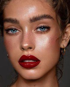 WOW! Diese Make-Up Tricks machen Snapchat-Filter überflüssig. Maquillaje Glowy, Editorial Make-up, Classic Makeup Looks, Makeup Contouring, Fall Makeup Trend, Maquillage On Fleek, Mekap Mata, Classic Makeup, Glossy Makeup