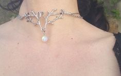 PLEASE read my shop announcement before placing an order so you know what to expect right now. Plus, when ordering from outside Europe, don't forget to provide a phone number for the courier to ensure the fastest and smoothest delivery. Magical silver antler or branch necklace with iridescent white bead, color changing, inspired by the most witchy Silvan elves and the Magic of the woods. These pretty whimsical beads change their tones depending on the light they receive. Sometimes they look just Silvan Elves, Elven Necklace, Deer Antlers Necklace, Woodland Jewelry, Elven Jewelry, Choker Silver, Antler Necklace, Branch Necklace, Iridescent Crystal