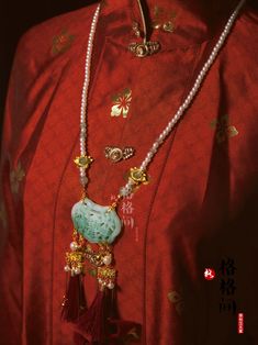 Traditional Ming Dynasty necklace with a Beiyun 背云 (back cloud), this style of necklace comes with a long tassel down the back to act as a counterweight and additional accessory! Gorgeous imitation jade centerpiece with gold dragonfly charms, pearls, and mini red tassels. Back is adorned with more dragonflies, pearls, and a longer jade green tassel. These 18th century necklaces pair great with any Ming ensemble, these also look fantastic with modern dresses! Materials: imitation pearls, color-pr Hanfu Men, Cloud Necklace, Dresses Materials, Chinese Accessories, Modern Dresses, Japanese Jewelry, Modern Hanfu, Chinese Traditional Clothing, Chinese Jade