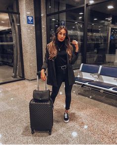 Classy Airport Outfit, Aero Look, Winter Travel Outfit, Gorgeous Hair Color, Comfy Winter, Travel Outfit Summer, Airport Outfit, Work Travel, Louis Vuitton Bag Neverfull