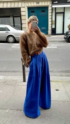 Bright Blue Pants Outfit, Bright Blue Pants, Y2k Trousers, Mocha Mousse, Y2k Women, Mode Boho, Looks Street Style, Flared Pants, Mode Inspo