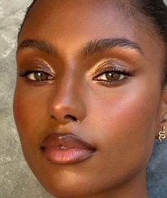 Gold Makeup Black Women, Light Makeup Black Women, Light Brown Skin Makeup, Light Gold Makeup, Eye Makeup Black Women, Light Brown Eyeshadow, Maquillaje Glowy, Lips Reference, Makeup Inspo Natural