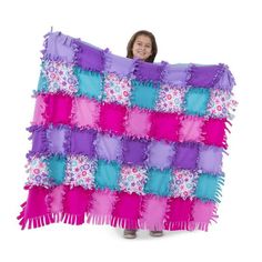 Want to make a super-cozy quilt in no time? Just knot it! We've made it fun and easy to make an extra-large, colorful fleece blanket. Just tuck the extra-wide and extra-long fringe into slits and tie single knots to piece together a uniquely you quilt! The fabric pieces are super thick, soft, and fuzzy on both sides fo Kids Sewing Kit, No Sew Fleece Blanket, Fleece Quilt, Fleece Tie Blankets, Fun Projects For Kids, Tie Blankets, Sewing Fleece, Weaving Kit, Melissa And Doug