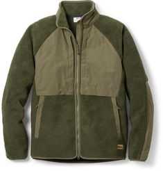 Based on the popular Vardag Pile Fleece  the men's Fjallraven Vardag Pile Jacket comes with hardwearing G-1000 Eco reinforcements to stand up to the everyday adventures of your outdoor lifestyle. Outdoor Sweater, Mens Outdoor Fashion, Laurel Green, Mens Fleece Jacket, Mens Outdoor Clothing, Mens Gear, Everyday Adventures, Trendy Sarees, Deep Forest