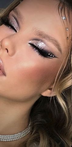 Silver Makeup Natural, New Years Eyeshadow Looks Sparkle, Silver Goth Makeup, Silver Prom Looks, Gold And Silver Makeup, Smokey Silver Eye Makeup, Make Prata, New Year’s Eve Makeup Look, Sliver Makeup