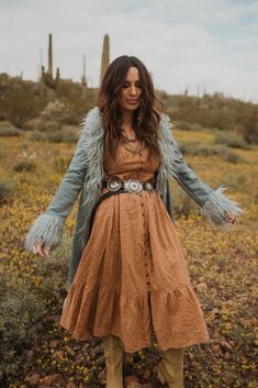 Beth Dutton Style, Western Inspired Outfits, Coat Trends, Rodeo Outfits, Dress For Spring, Aesthetic Women, Graduation Outfit, Outfits With Hats, Light Blue Color