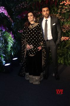 Mumbai: Virat Kohli Anushka Sharma's wedding reception Nita Ambani and Ranbir Kapoor - Social News XYZ Jago Suits, Winter Outfit Classy, Kohli Anushka, Sharara Designs, Classy Clothes, Pakistani Fashion Casual