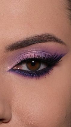 Pink Purple Smokey Eye, Purple Metallic Eye Makeup, Eyeshadow Makeup Purple, Makeup Looks For Dark Purple Dress, Makeup Look For Purple Outfit, Homecoming Makeup For Purple Dress, Makeup Prom Purple, Purple Makeup Looks For Wedding, Purple Holographic Eye Makeup