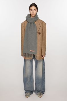 Fringed scarf is detailed with a pink Acne Studios label and crafted from midweight cashmere. FN-UX-SCAR000152 Clothing Studio, Acne Studio, Scarf Outfit, Fringe Scarf, Printed Trousers, Fashion Studio, Cashmere Scarf, Wool Scarf, Tailored Trousers