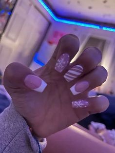 Nail Ideas Christmas French Tip, Cute Short Nails For Christmas, Short Nails Inspo Christmas, Christmas French Tips White, Nails Inspiration Winter Square, Nail Inspired Christmas, Square Nail Designs Christmas, Acrylic Nails Candy Cane, Acrylic Nails Christmas Short