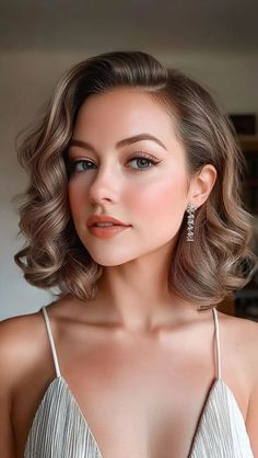 Hair Styles Wedding Short Hair, Mob Half Up Hairstyles, One Side Behind Ear Hairstyle, Gala Ball Hairstyles, Formal Hairstyles Side Swept, Curled Hair Side Pinned Back, Curls To The Side Hairstyle, Side Swept Curls Wedding, Side Part Hollywood Waves Medium Hair