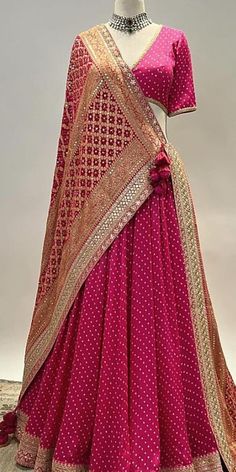 Traditional Lehanga Ideas, Simple Lehnga Dress Indian, Bandhani Lengha, Bandhani Saree Rajasthani, Chaniya Design, Lehenga Bandhani, Indian Wedding Reception Outfits, Beautiful Gown Designs, Rajasthani Dress