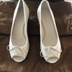 Gucci Leather Pumps. Comes With Box And Dust Bags White Interlocking G Logo Peep-Toes With Bow Accents Wedge Heels Heels: 3.5" Note: Italian Sizes Is One Size Bigger Than Usa Sizes Therefore A Size 5 Fits A Size 6 Ankle Tie Espadrilles, Gucci Floral, G Logo, Espadrilles Platform, Cork Wedges Sandals, Platform Espadrilles, Wedge Pumps, Gucci Leather, Beige Shoes