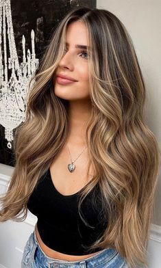 Inspired by the beautiful caramel highlights done by celebrity hairstylists. We created 4/27 to create the most beautiful rich multi-tonal brunette shade. Ouielle Hair is European cuticle hair. This means the hair cuticle is intact and laying in its natural direction (aka zero tangling). Our goal is to provide the best quality hair to ensure longevity and the best possible experience in mimicking natural long hair. Each package contains 50 x 1 gram strands for a total of 50 grams. The extensions Beige Blonde Balayage, Blonde Balayage Highlights, Balayage Blonde, Brown Hair With Blonde Highlights, Brunette Balayage Hair, Beige Blonde