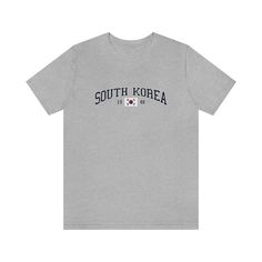 ⚑ South Korea Unisex Travel T-Shirt ✯ The perfect shirt for your favorite destination. A comfy and casual T-Shirt ✯ ⌁ Unisex Size ⌁ Retail fit ⌁ 100% Soft cotton (fibre content may vary for different colors) ⌁ Light fabric (4.2 oz/yd² (142 g/m ⌁ Tear away label ⌁ Runs true to size ⌁ Printed on 3001 T-Shirt 𝑴 𝑬 𝑨 𝑺 𝑼 𝑹 𝑬 𝑴 𝑬 𝑵 𝑻 𝑺 (𝚒𝚗𝚌𝚑𝚎𝚜 𝚆𝚡𝙻) 𝚇𝚂 | 𝟷𝟼𝚡𝟸𝟽 𝚂 | 𝟷𝟾𝚡𝟸𝟾 𝙼 | 𝟸𝟶𝚡𝟸𝟿 𝙻 | 𝟸𝟸𝚡𝟹𝟶 𝚇𝙻 | 𝟸𝟺𝚡𝟹𝟷 𝟸𝚇𝙻 | 𝟸𝟼𝚡𝟹𝟸 𝟹𝚇𝙻 | 𝟸𝟾𝚡𝟹𝟹 ✯ Each ite New Grad Nurse, College Tees, Christian College, Good Samaritan, Medical Gifts, Boise State, City College, Nursing Baby, Nicu Nurse