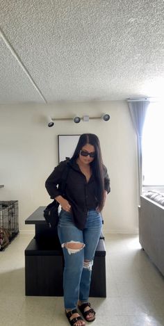 Work Mom Jeans Outfit, Graduation Guest Outfit Ideas Casual, Mother Day Outfit Ideas, Comedy Show Outfit Night Fall, Mom Jeans Outfit Classy, Black Button Up Outfit, Black Button Down Shirt Outfit, Thick Girlfriend Outfits Summer, Outfit Mom Jeans