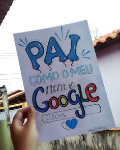 someone holding up a sign that says pai como o meu google