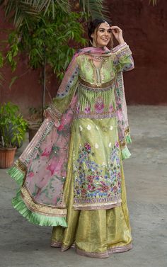 Comfortable Trendy Outfits, Punjabi Suits Designer, Sabyasachi Lehenga Bridal, Suits Pakistani, Mehndi Outfit, Designer Salwar Kameez, Designer Punjabi Suits, Pakistani Couture, Pakistani Salwar