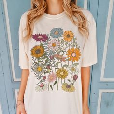 *Please note the graphic on this t-shirt has a distressed look to it* Our Retro Wildflowers Shirt is perfect choice for an oversized 70's style spring flowers shirt or retro cottagecore gift! This 70's retro aesthetic shirt features a distressed daisy floral design, making it the perfect way to show off your style. Whether you're looking for a retro daisy tshirt for yourself or for someone special, you'll find it here. Get ready to show off your love for flowers and the retro aesthetic with this Pink Closet, Retro Cottagecore, Cottagecore Gifts, Wildflower Shirt, Retro Daisy, Aesthetic Shirt, Botanical Shirt, Aesthetic Shirts, Style Spring