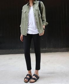 Fall Birkenstock Outfits, Birkenstock Summer, Black Cropped Pants, Looks Street Style, Green Shirt, 가을 패션