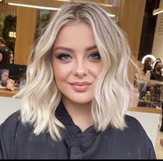 Angle Haircut Medium, Light Blonde Highlights Short Hair, Milky Blonde Hair Balayage, Light Blonde Shoulder Length Hair, Blonde Lob With Fringe, Cool Blonde Short Hair, Blonde Lob Round Face, Lived In Blonde Shoulder Length, Bright Blonde Hair Short