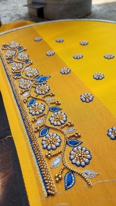 Ariwork Blouse Designs, Blouse Stitching Ideas, Aari Work Blouse Simple, Bead Work Embroidery, Magam Work, Mirror Work Blouse Design, Beautiful Neck