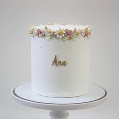 Birthday Cake With Daisies, Bday Cake For Girl, Fondant Cakes Ideas, Girl Cakes Birthday, Trendy Birthday Cakes For Women, Simple 1st Birthday Cake, Simple Christening Cake, First Birthday Ideas Girl, Pretty Cake Decorating