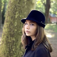 Black trilby hat made with rabbit fur felt velour. Finished with a ribbon of the same felt with a small and beautiful silver buckle. This stylized hat is one of my favourite handmade piece with a beautiful silhouette. The hat has the characteristic of a male hat, but is perfectly suitable for women. The measurements in centimeters are 25 x 23. Crown hight 10. Brim lengthin front 5. (These measurements may vary slightly depending on the size of the hat) For its elaboration we only use hoods and c Fur Felt Cloche Hat For Kentucky Derby, Kentucky Derby Fur Felt Cloche Hat With Short Brim, Black Fur Felt Cloche Hat With Short Brim, Black Fur Felt Hats For Party, Classic Black Fur Felt Cloche Hat, Fur Felt Hat With Short Brim For Party, Black Curved Brim Cloche Hat In Fur Felt, Party Fur Felt Hat With Short Brim, Winter Evening Fedora With Short Brim