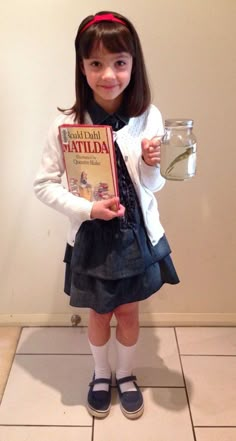 Strong girl Halloween costumes: Matilda by Roald Dahl Mary Poppins Kostüm, World Book Day Costume Ideas, Childrens Book Character Costumes, Easy Book Week Costumes, World Book Day Costume, Matilda Costume, Book Characters Dress Up, Book Character Day, Character Dress Up