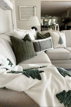 Cozy winter greenery decor for a warm Christmas living room Winter Living Room Decor, After Christmas Decor, Christmas Living Room Decor Ideas, Decor Makeover, Green Living Room Decor, Cozy Christmas Living Room