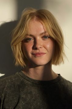 This casual choppy bob cut ends just above the shoulders. The ends are rough and uneven, giving a modern, edgy twist to the basic bob shape. The haircut has small layers and messy ends that make it full and worn-in looking. It's ideal for those wanting a haircut that's easy to style but still looks good. The natural highlights - Click to see more of Revamp Your Look with 26 Trendy and Edgy Choppy Bob Hairstyles and follow us for more hairstyle ideas. // Photo Credit: Instagram @joeltorresstyle Choppy Razored Bob, Funky Medium Hairstyles, Indie Bob Haircut, Short Unstyled Hair, Messy Bob Haircuts Choppy Layers, Wispy Bob Haircut, Bob Grow Out, Choppy Bob Straight Hair, Above Shoulder Bob