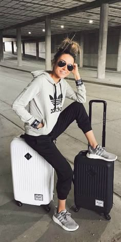 #outfit #moda #avión #vestimenta Looks Adidas, Comfy Travel Outfit, Airplane Outfits, Sporty Chic Style, Travel Outfit Plane, Sport Chic Style, Look Adidas