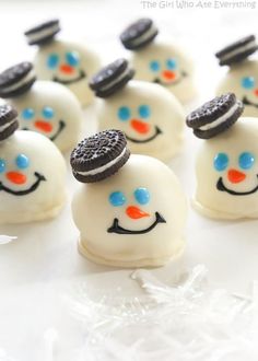 there are many marshmallows that have been decorated like snowmen with hats on them